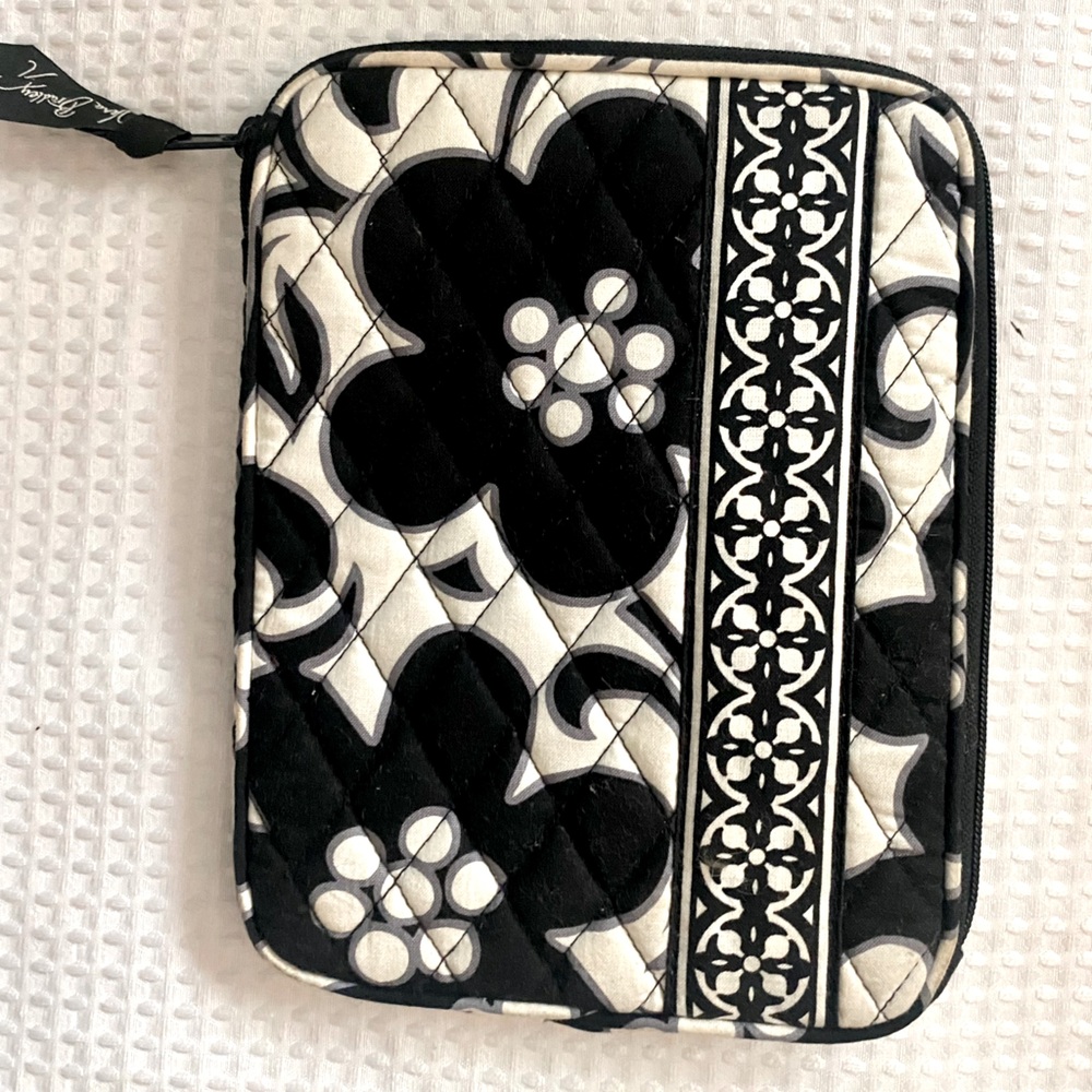 VERA BRADLEY Mini iPad/Kindle/Tablet case/sleeve; black & white; 6 1/2” x 8 1/2”